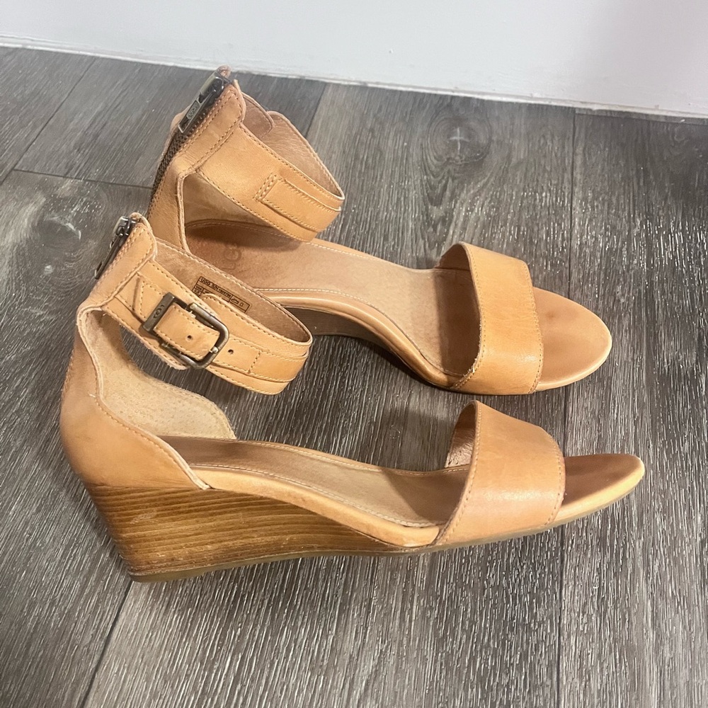 UGG Char Tan Leather Low Wedge Sandals‎ sz 9.5